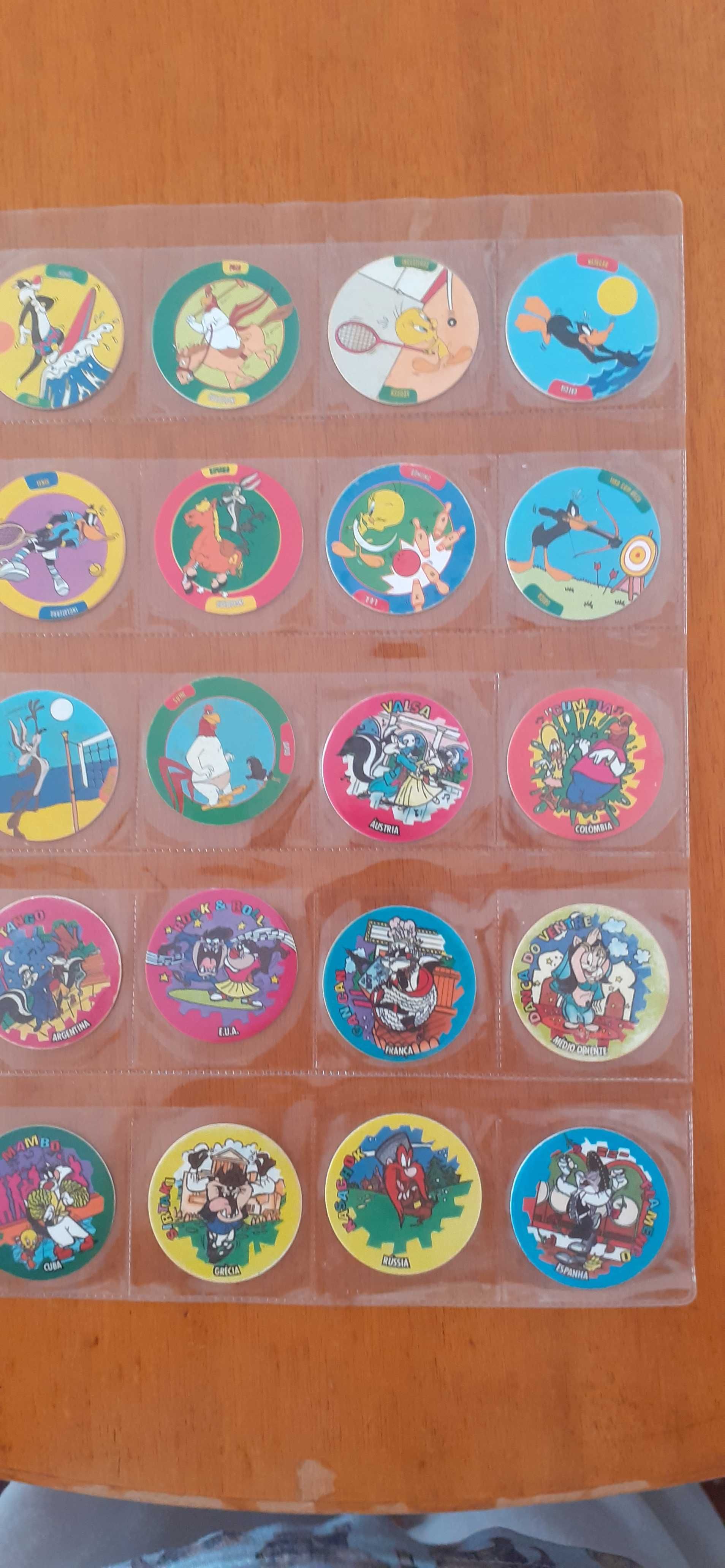 Tazos com diferentes temas