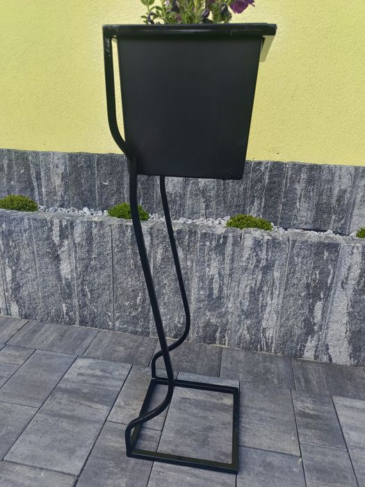 Kwietnik metalowy czarny