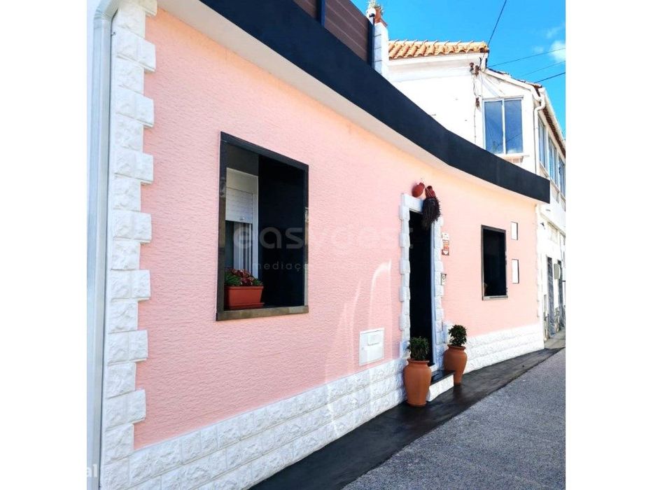 Moradia recuperada no centro da aldeia e a 10 minutos da cidade