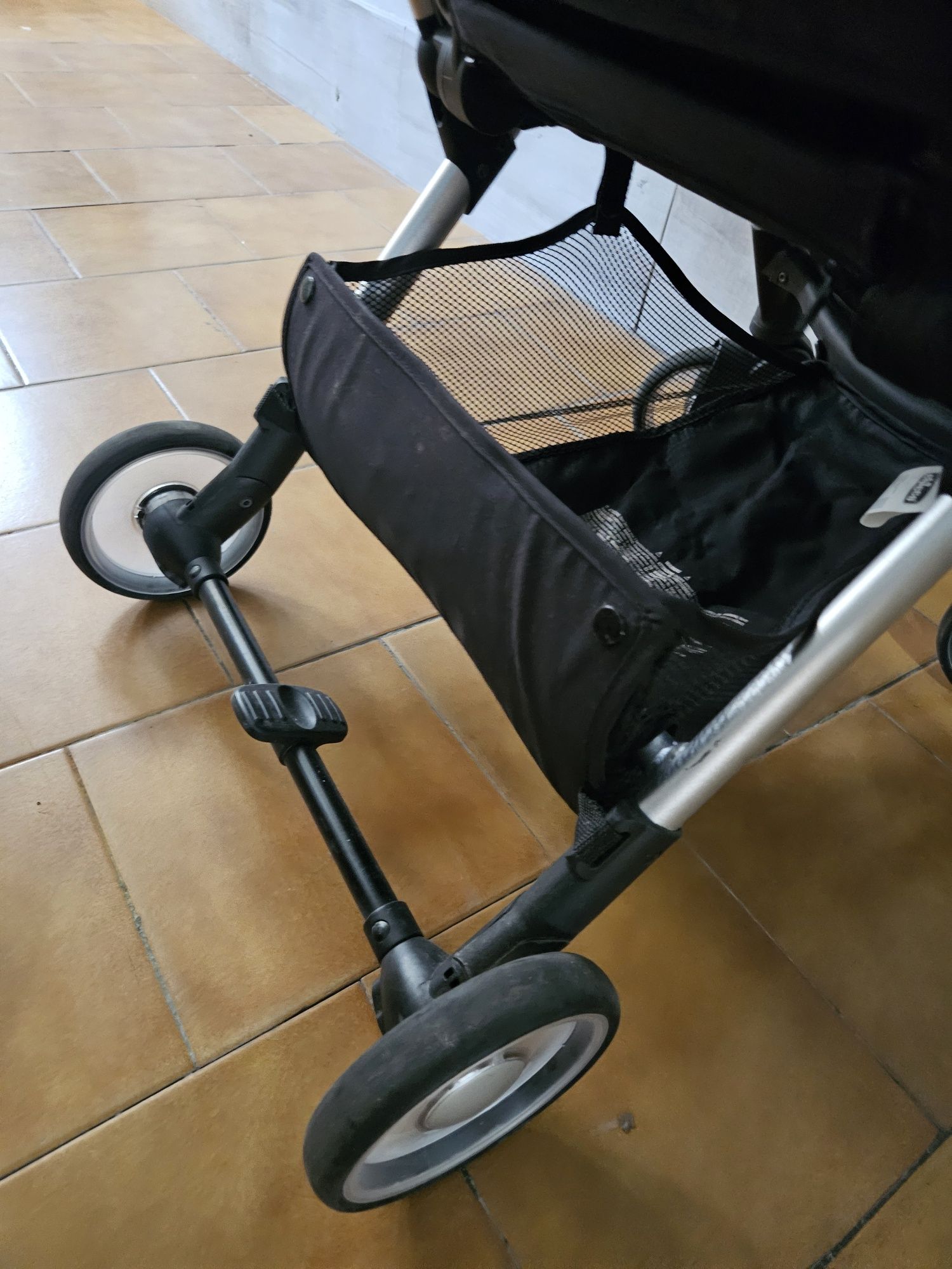Carrinho de bebe goody chico  em bom estado precisa de uma limpeza ape