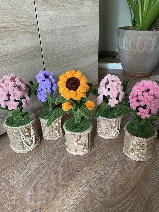 Recznie robione osłonki doniczki i kwiaty z drucików kreatywnych