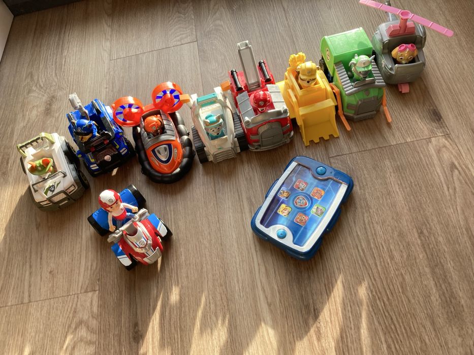 Zestaw pojazdy i figurki Psi Patrol + tablet Rydera