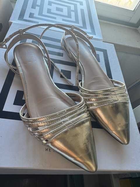 mules douradas rasas da Sfera