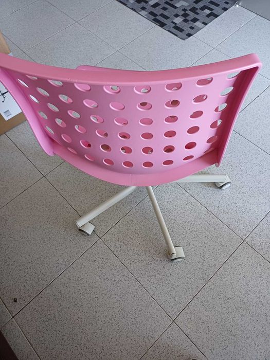 Vendo Cadeira Rosa IKEA Usada em Bom Estado