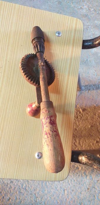 Furadeira manual antiga