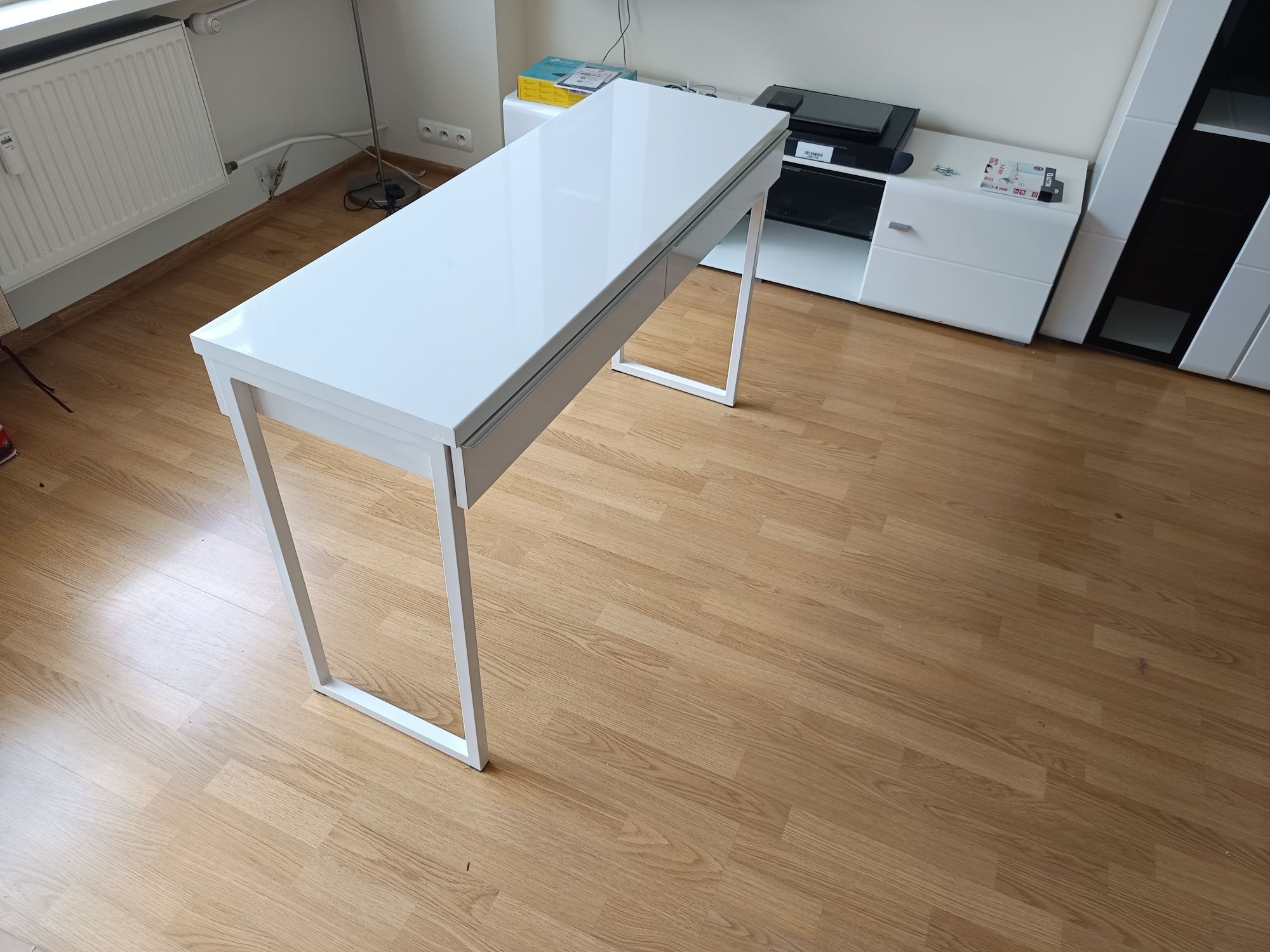 Białe biurko Ikea BESTÅ BURS