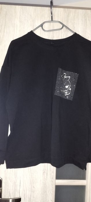 Bluzka czarna z aplikacją kota z cyrkoni