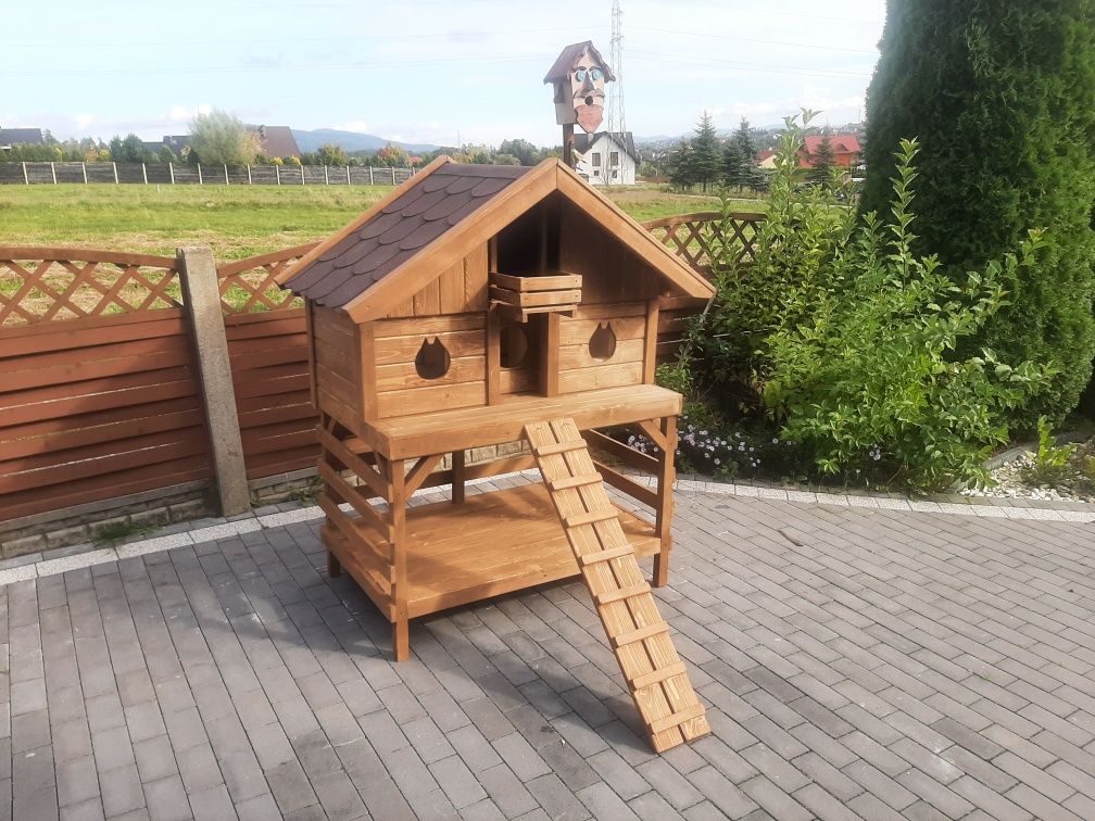 Buda dla kota z podestem