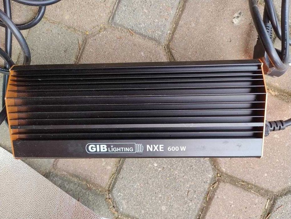 Zestaw oświetleniowy zasilacz NXE 600W odbłyśnik żarówka HPS kable