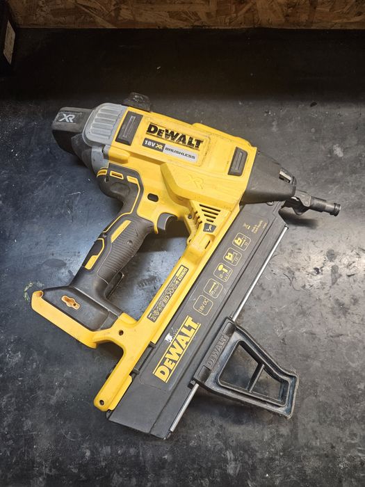 Osadzak dewalt DCN890