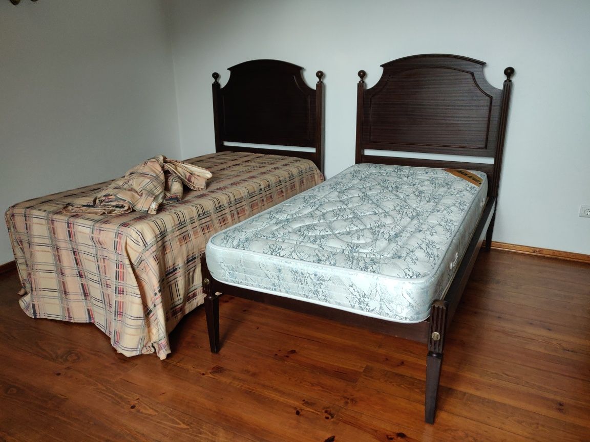 Conjunto como novo de camas de solteiro madeira maciça com colchão