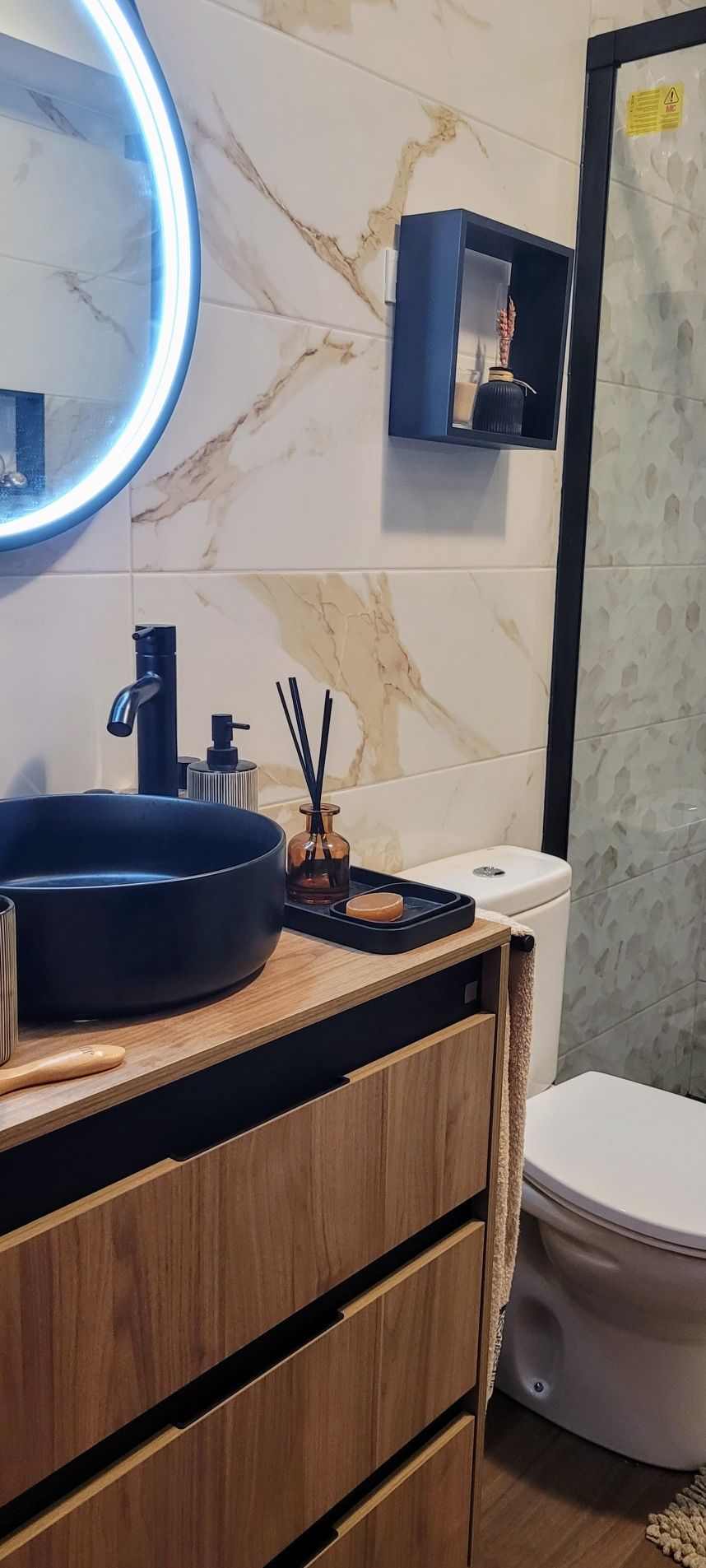Quarto com WC privado para professora ou estudante do sexo feminino.