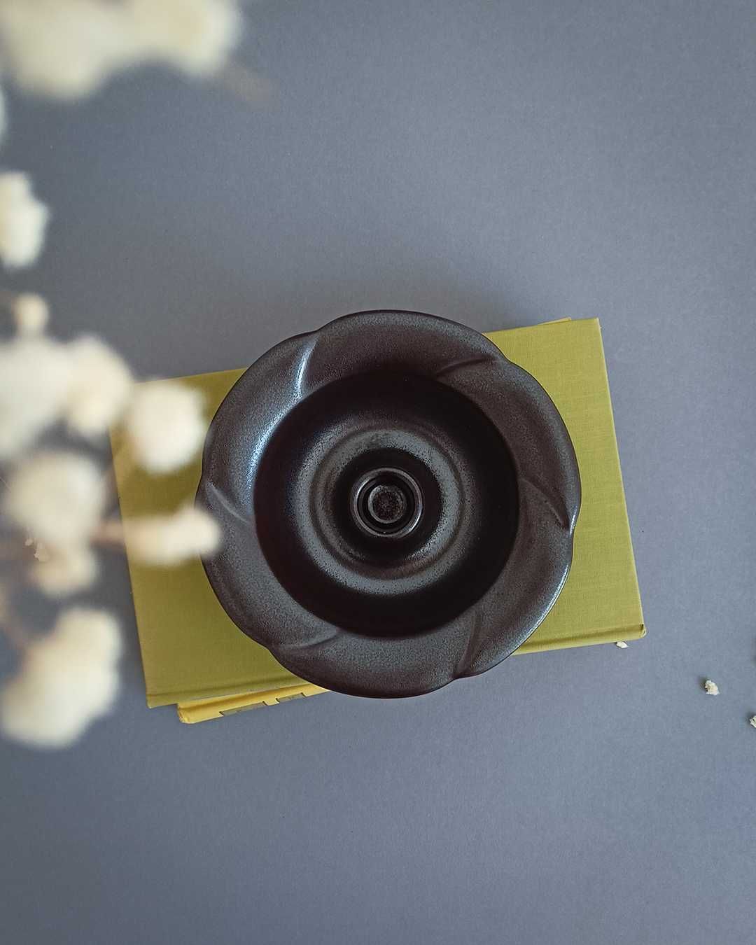 Brązowy ceramiczny świecznik Hoganas Kwiat Szwecja Dekoracja