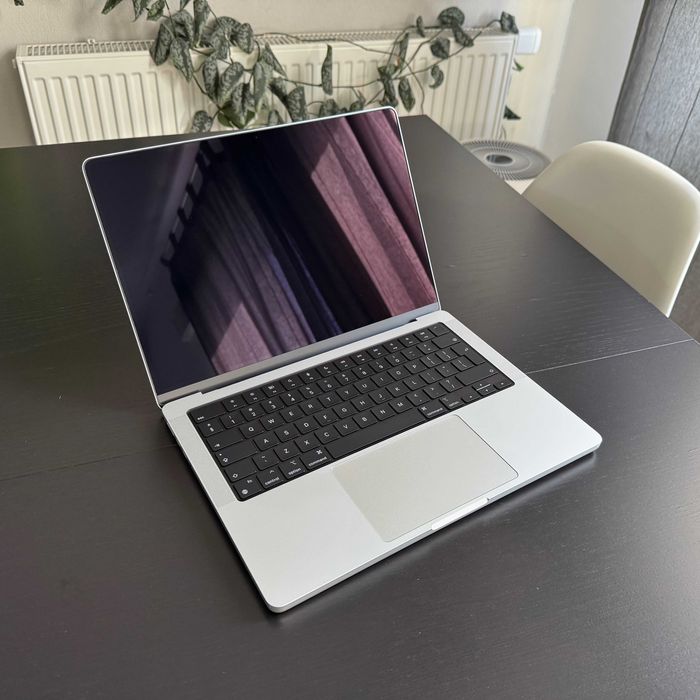 MacBook Pro 14, procesor M1 Pro 10 rdzeni, srebrny, 32GB, 1TB