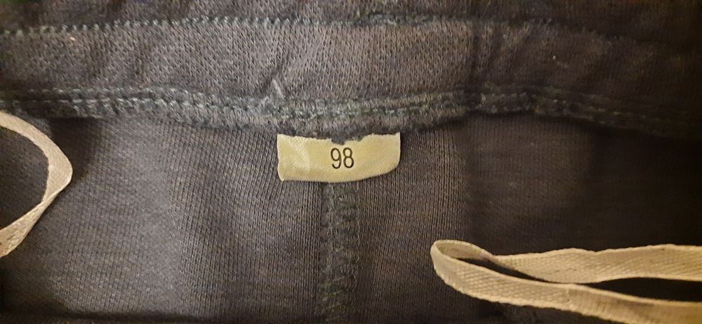 2 pary spodni chłopięcych w r. 98 granatowe dresowe i elegnckie