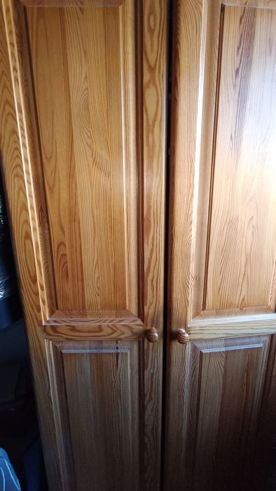 Sprzedam meble sosnowe w dobrym stanie: szafa i regal