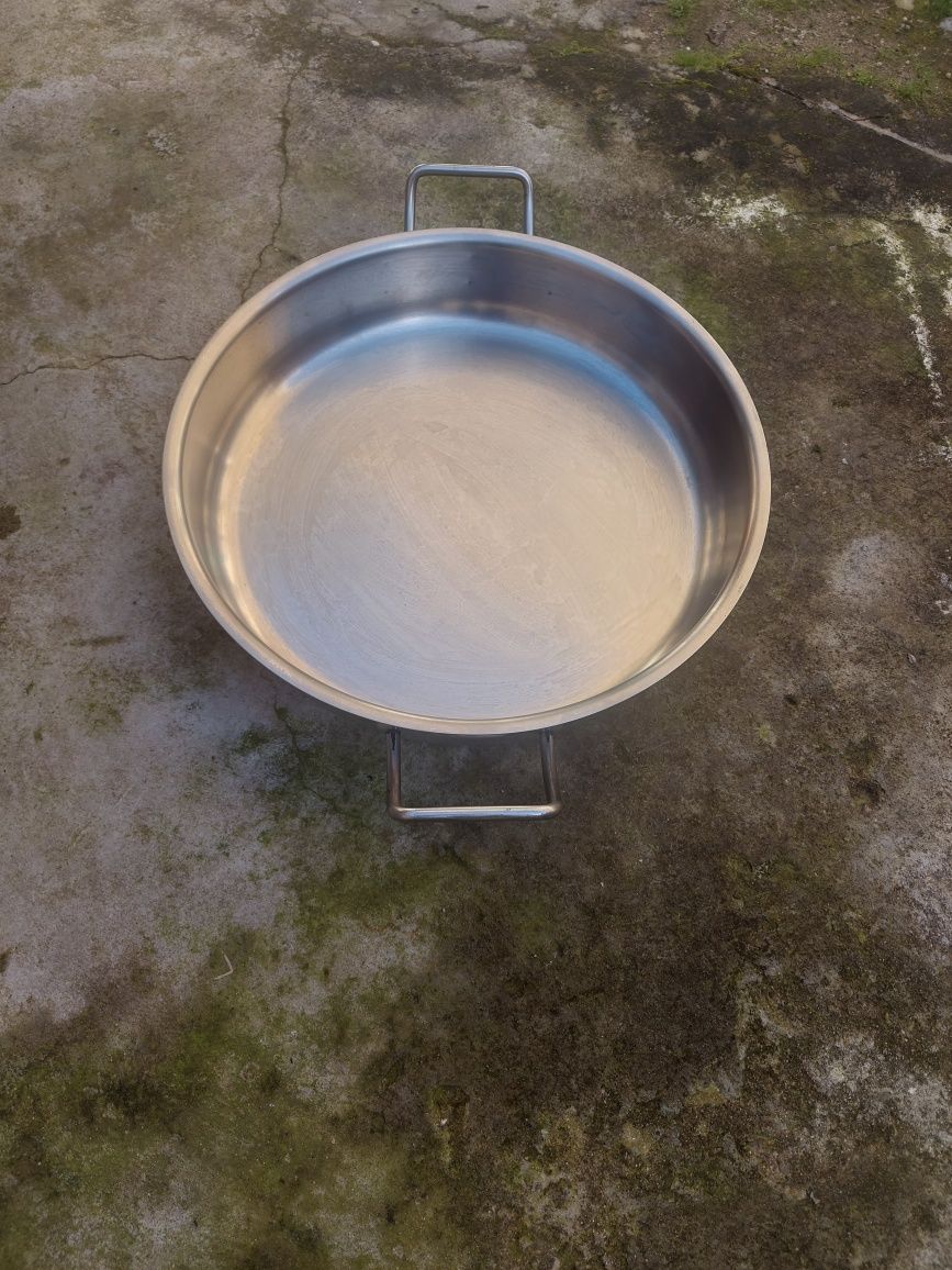 Frigideira grande inoxidável para restauração, diâmetro 42cm.