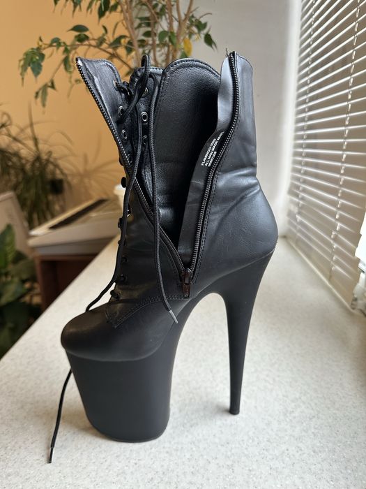 Танцювальне взуття Стріпи