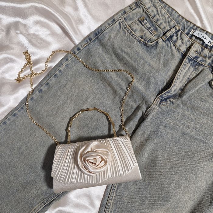 Елегантний молочний жіночий клатч на ланцюжку