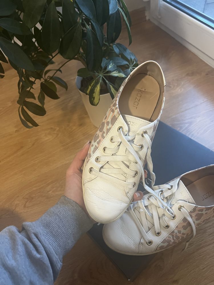 Biale sneakersy kazar