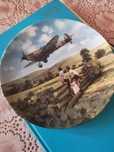 Talerz SPITFIRE tytuł   "Powrót do domu" Średnica . 20 cm