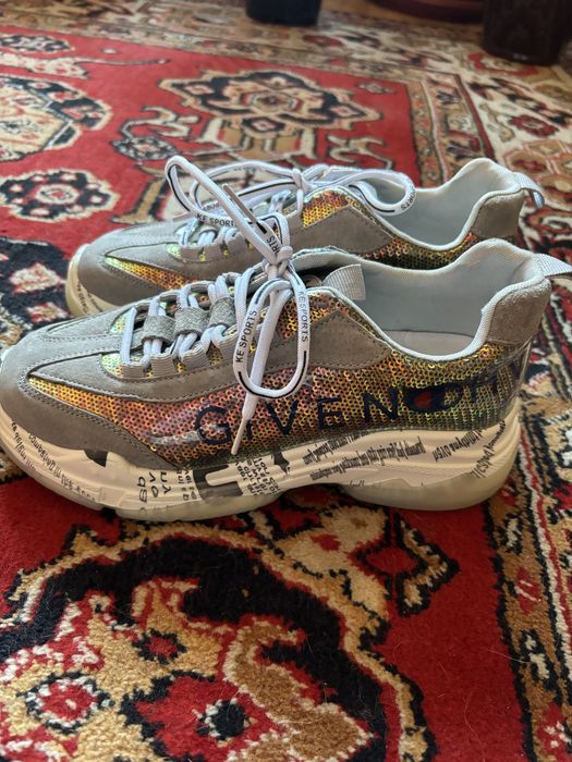 Продам женские кроссовки 39 размер