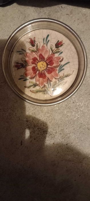 peça em estanho pintado a mão