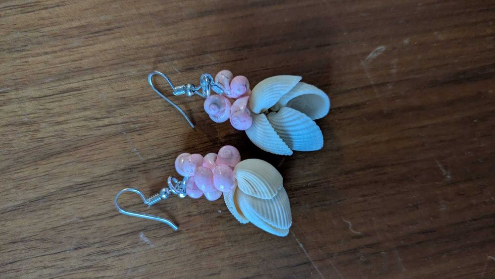 Par de brincos artesanais com conchas naturais e contas cor-de-rosa