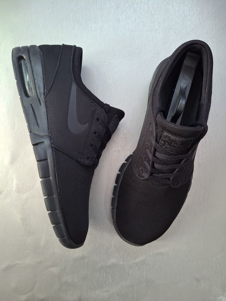 Кроссовки Nike SB Stefan Janoski Black 
ОРИГИНАЛ 
Отлично подходят для
