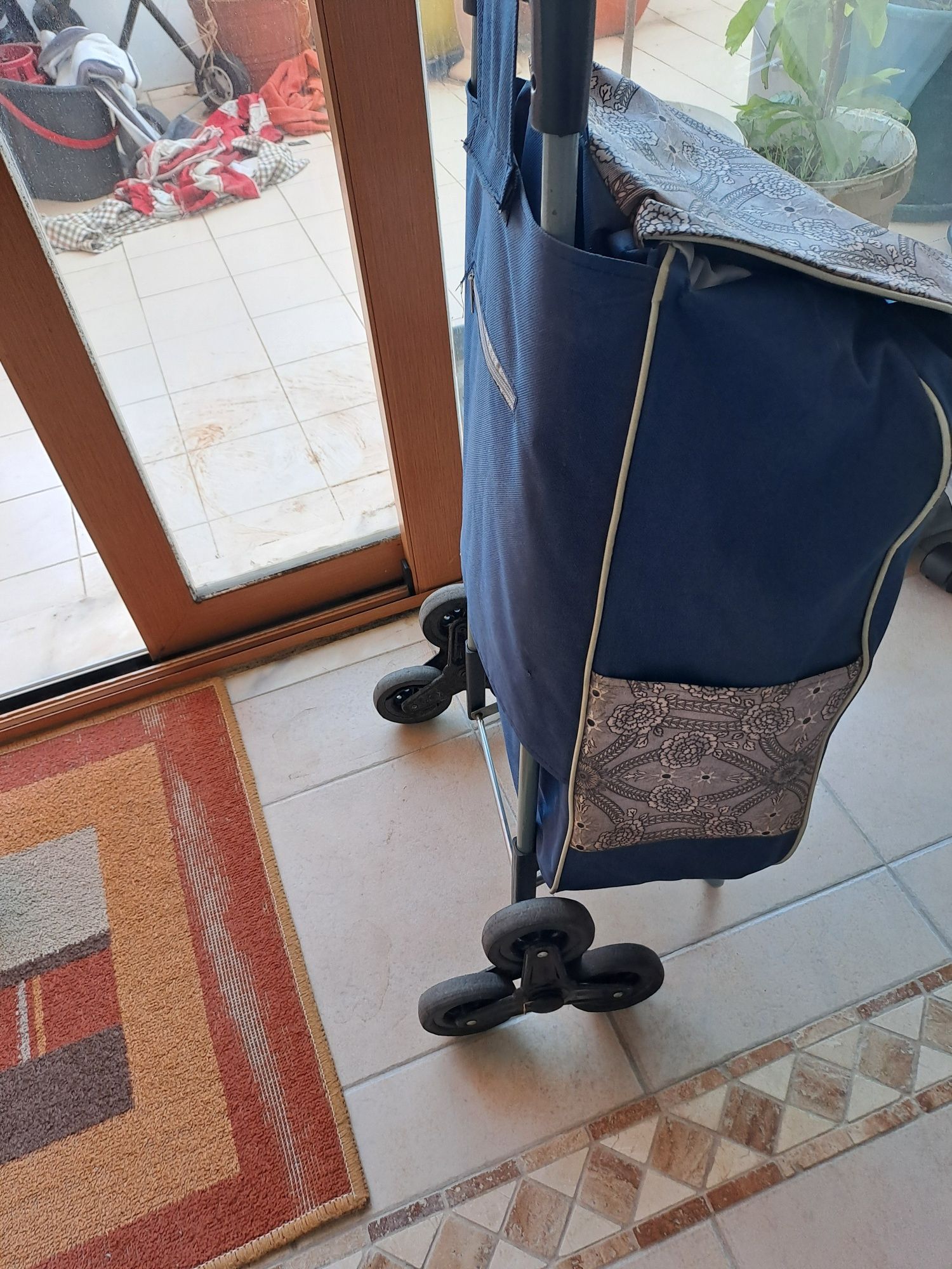 Carrinho de compras com 3 rodas