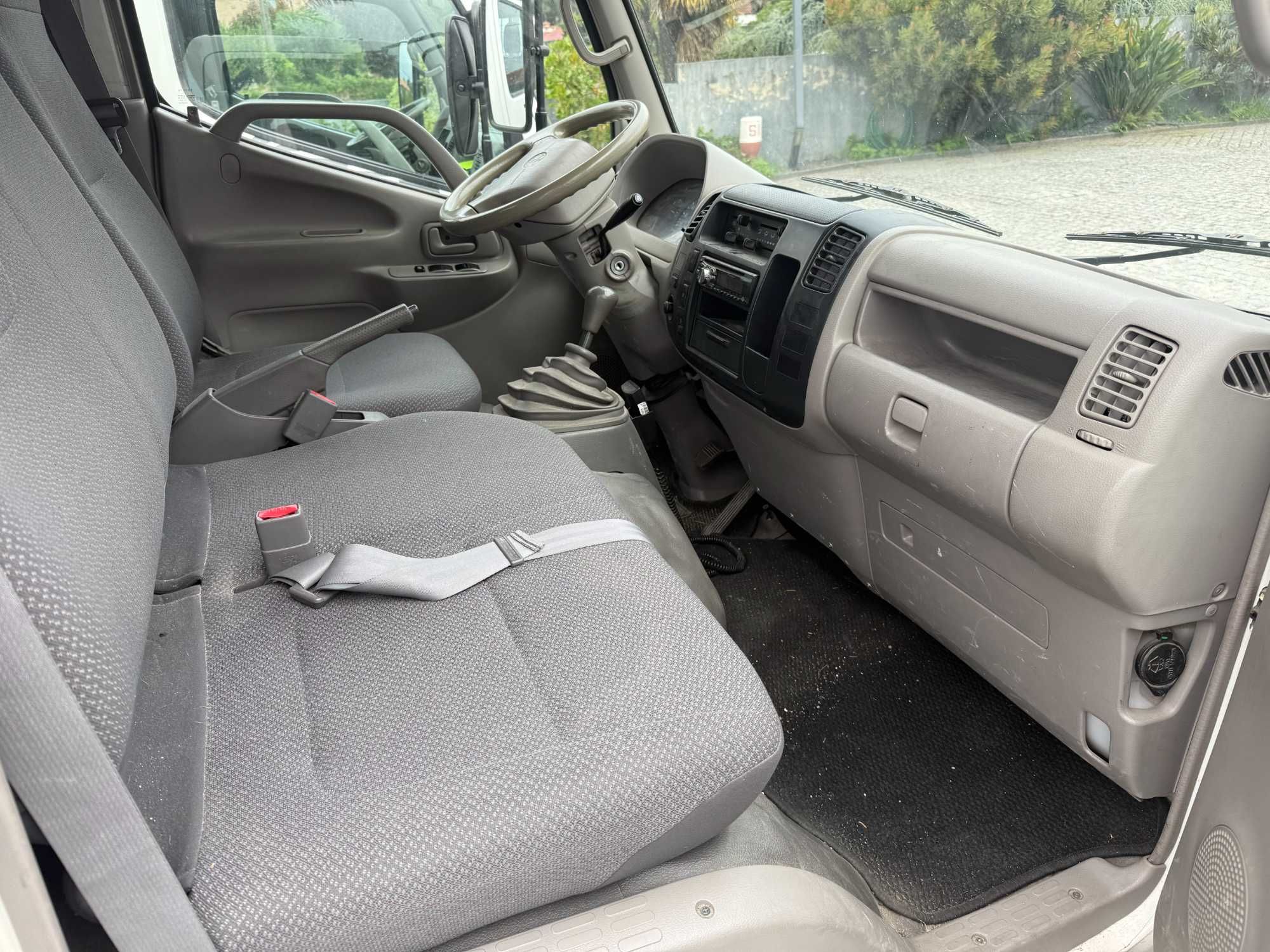 Carrinha Isuzu tribasculante
