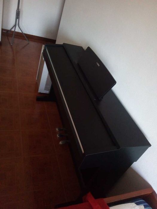 Piano Yamaha Arius YDP 142, como NOVO!