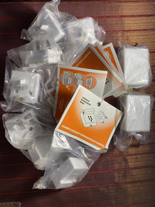 Стаціонарні телефони, коробки, штекери для стаціонарних телефонів.