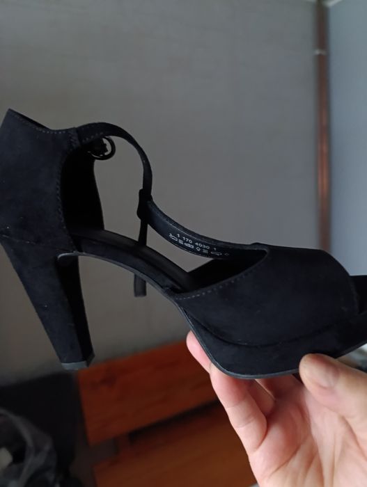 Buty czarne na obcasie