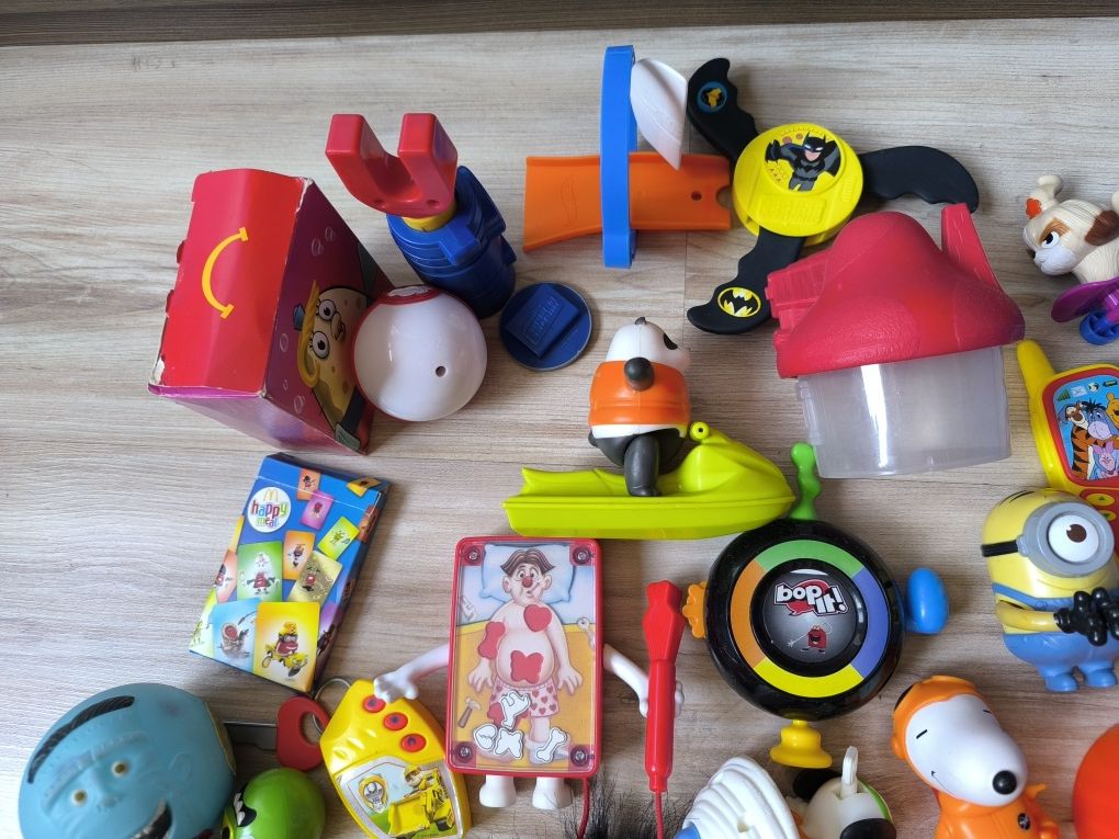 Zabawki gry z McDonalda Minionki Batman Trole Snoppy karty do gry
