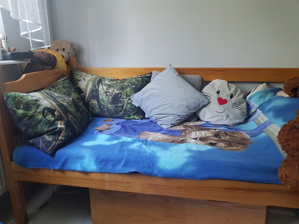 Dwa łóżka możliwość złożenia na rezerwacjapiętrowe