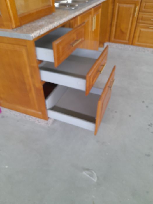 Cozinha em madeira de castanho nova