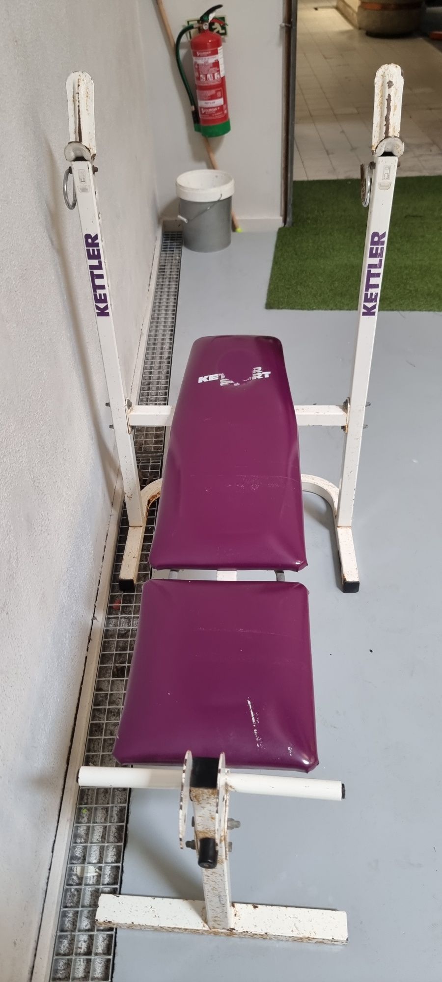 Banco com suporte para peito