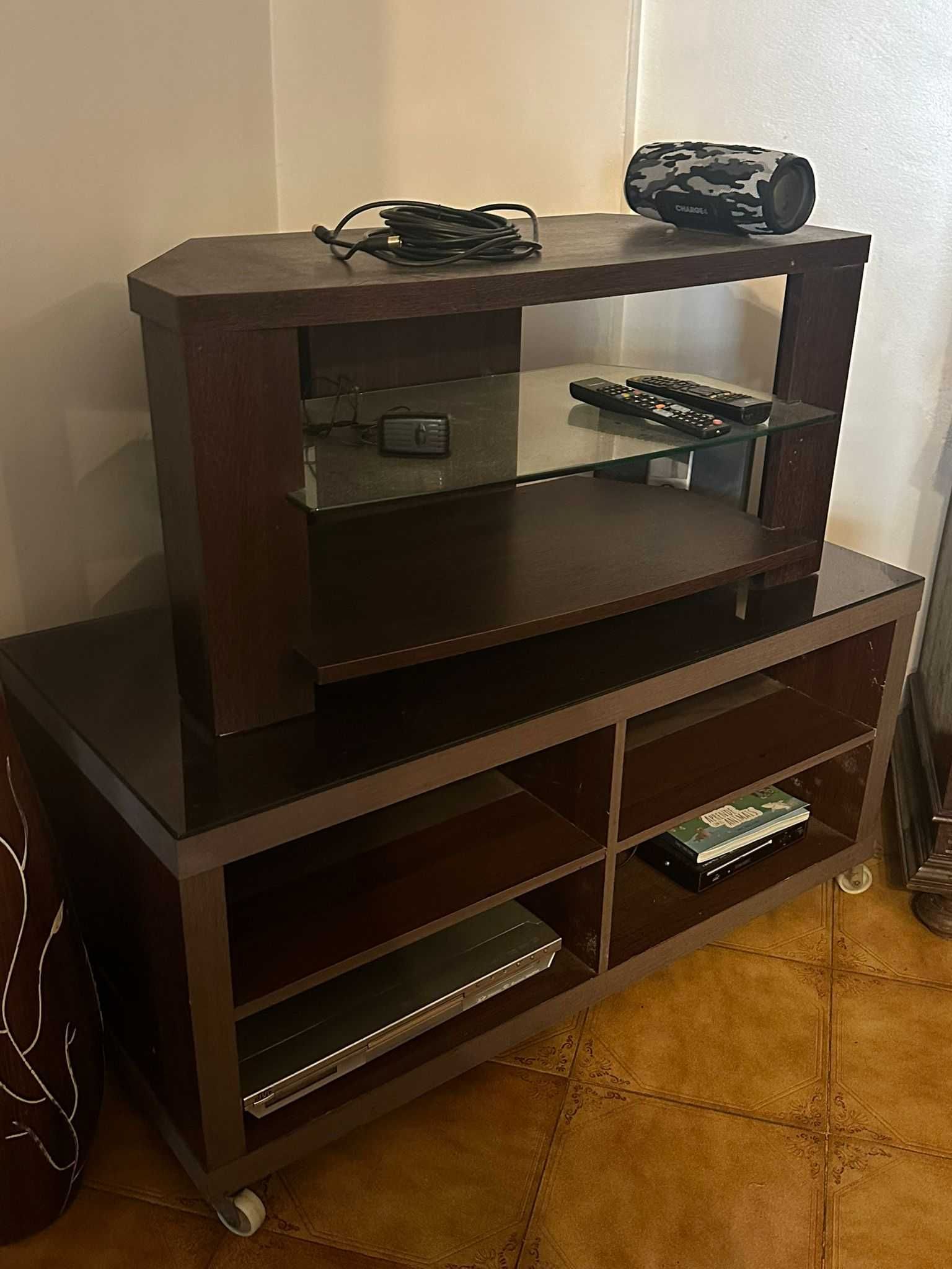 Móvel de TV com rodinhas e suporte superior