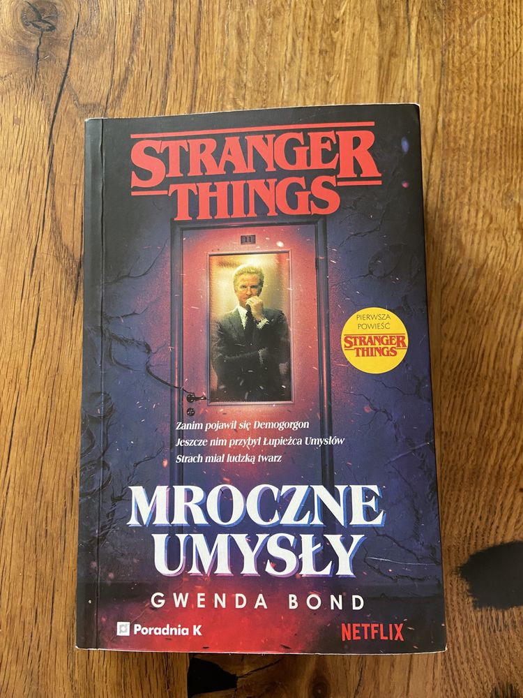 Stranger things Mroczne Umysły Strony są żółtawe książka ma skrzydełka