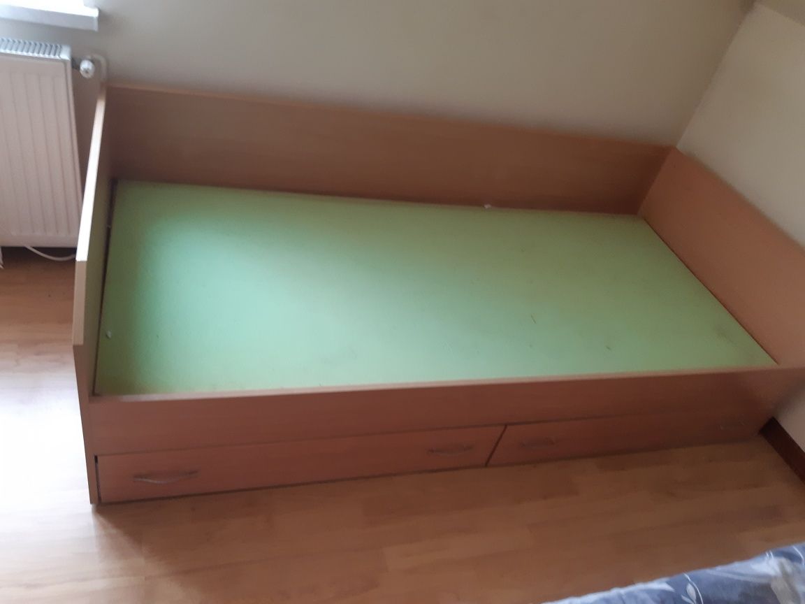 Łóżko jednoosobowe z szufladami.