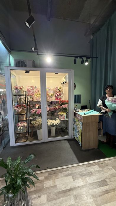 Холодильна вітрина для квітів, разом з кондинціонером