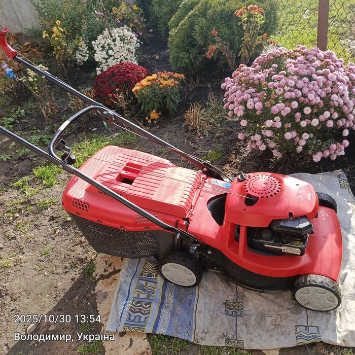 Продам бензинову газонокосарку