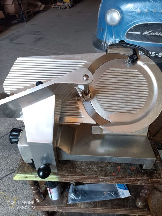 Máquina de cortar fiambre
Disco de 330mm novo 
Correias novas
Interrup