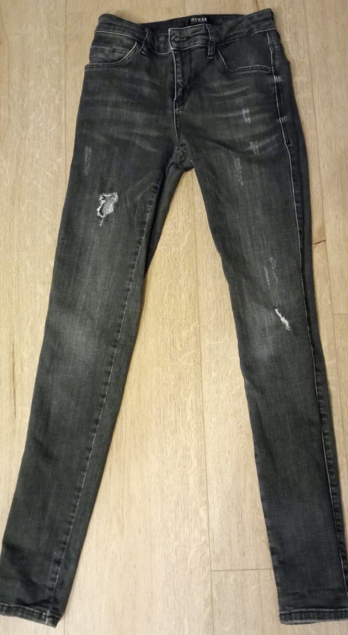 Jeansy marki Guess Skinny z przetarciami 24/30