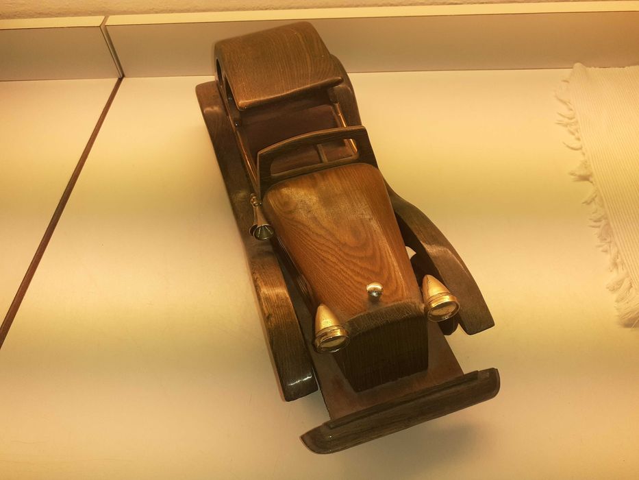 Carro antigo de madeira