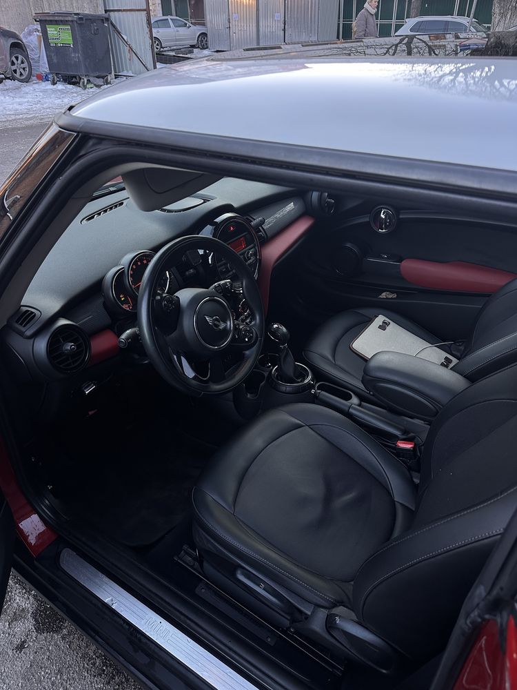 Mini Cooper hatch з панорамним дахом