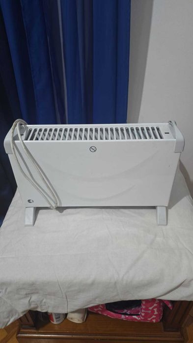 Aquecedor elétrico portátil em excelente condições.