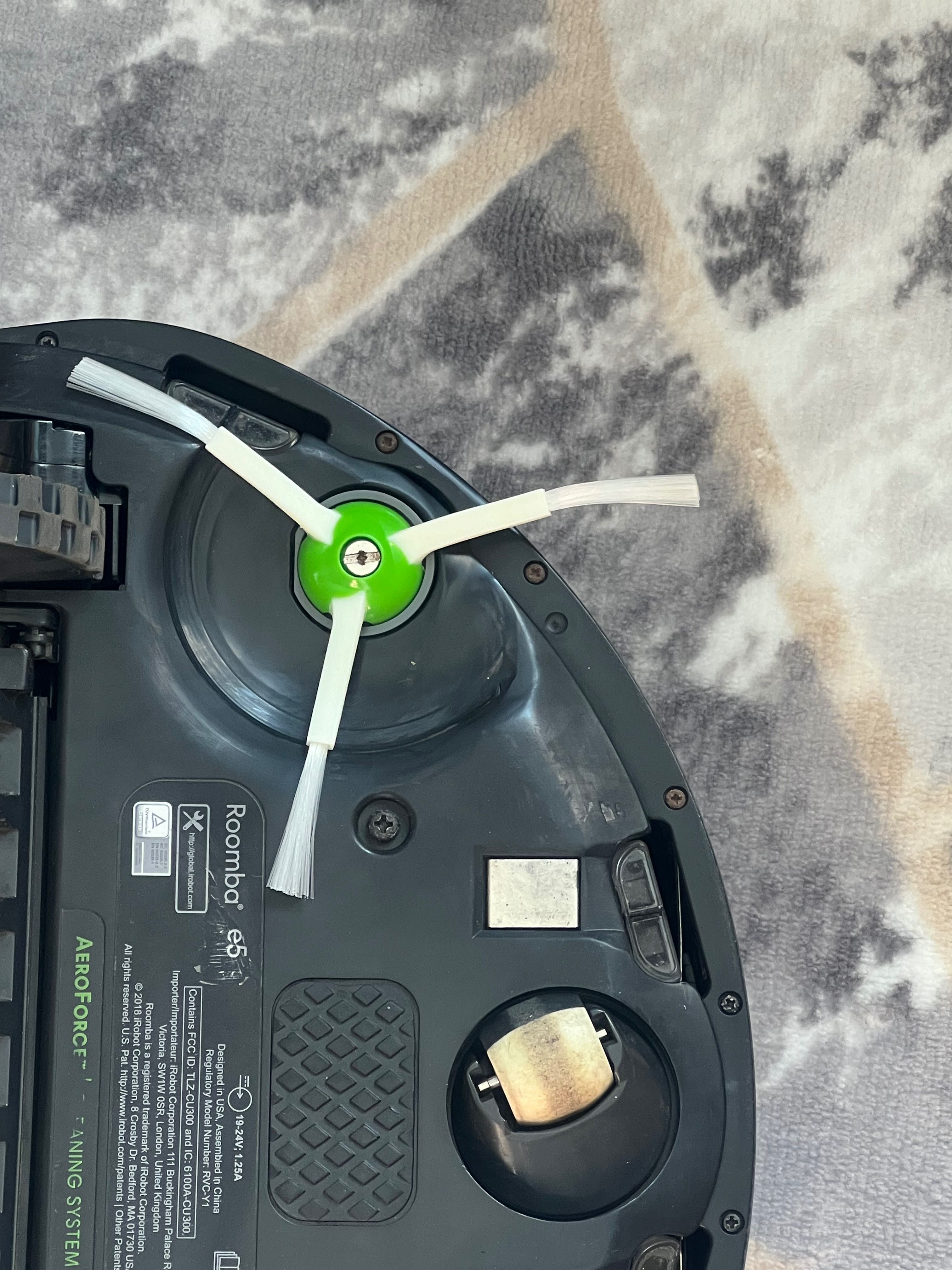 Робот-пилосос IROBOT ROOMBA E5 + запасний новий фільтр і 2 нові щітки.