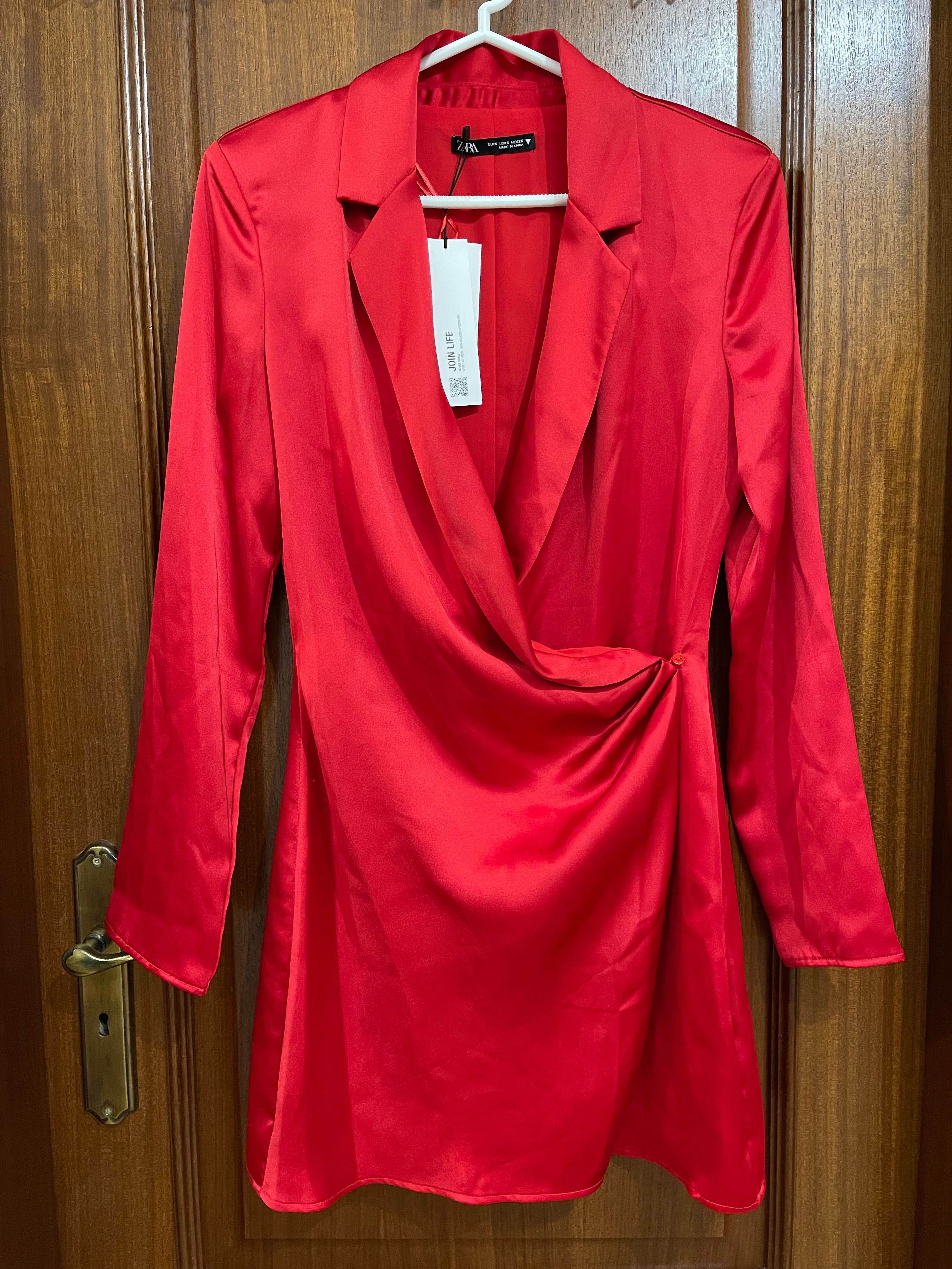 Vestido em cetim vermelho